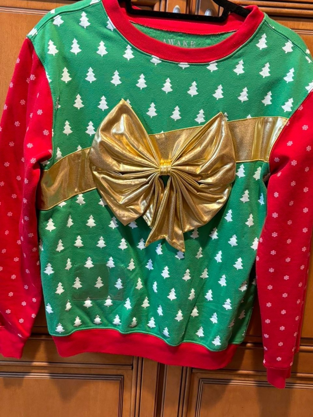 Green & Red Ugly Sweater Sweatshirt with Gold Bow. Size: M